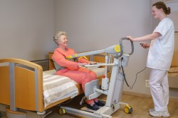 Stand Assist 2620: Ergonomically designed to actively lift in a natural stand-up movement - SureHands Patient lift hoist