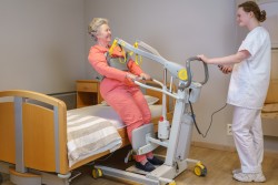 Stand Assist 2620: Ergonomically designed to actively lift in a natural stand-up movement - SureHands Patient lift hoist