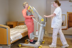 Stand Assist 2620: Ergonomically designed to actively lift in a natural stand-up movement - SureHands Patient lift hoist