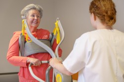 Stand Assist 2620: Ergonomically designed to actively lift in a natural stand-up movement - SureHands Patient lift hoist