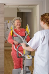 Stand Assist 2620: Ergonomically designed to actively lift in a natural stand-up movement - SureHands Patient lift hoist