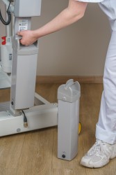 Batterijbox: opladen via wandlader of losse lader - Stand Assist 2620: Ergonomically designed to actively lift in a natural stand-up movement - SureHands Patient lift hoist